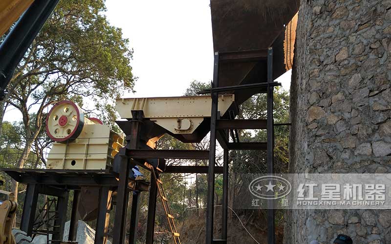 中型石頭破碎機(jī)現(xiàn)場(chǎng)實(shí)拍