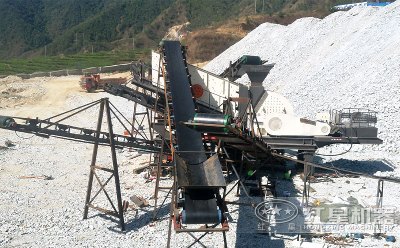 移動石子破碎機(jī)工作現(xiàn)場