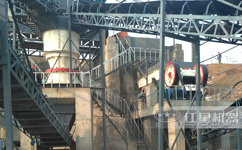 時產(chǎn)250噸玄武巖破碎生產(chǎn)線現(xiàn)場