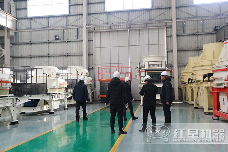 客戶來(lái)廠考察制沙機(jī)