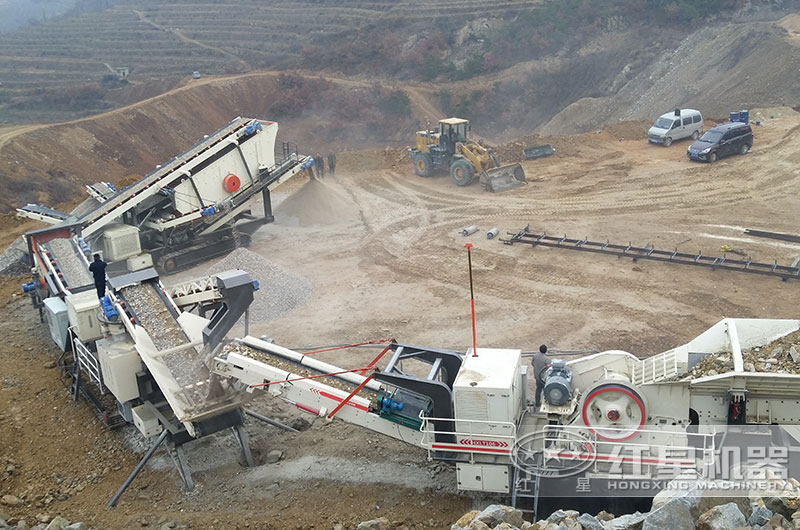 履帶移動破碎機(jī)加工花崗巖現(xiàn)場
