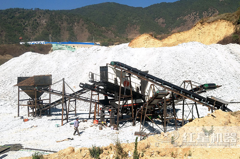 移動(dòng)錘式破碎機(jī)加油助力涼山現(xiàn)場(chǎng)