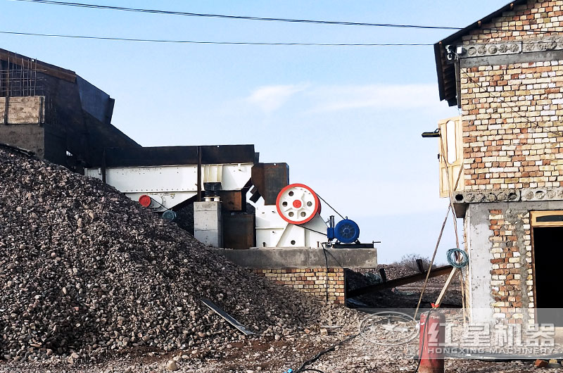 顎式破碎機(jī)工作現(xiàn)場