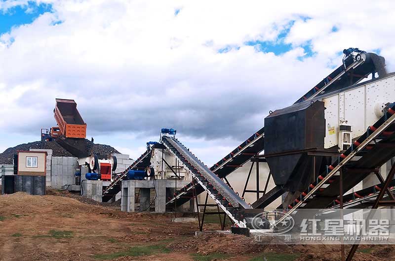 外蒙時(shí)產(chǎn)50噸小型石頭破碎機(jī)生產(chǎn)線現(xiàn)場