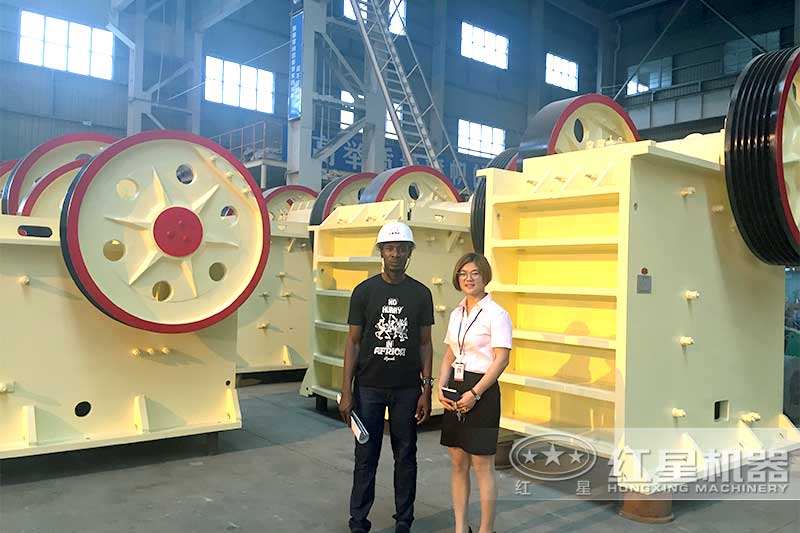 客戶與顎式破碎機(jī)合影