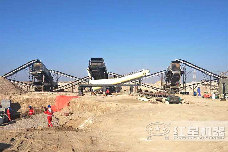 配置多臺移動顎式破碎機加工現(xiàn)場