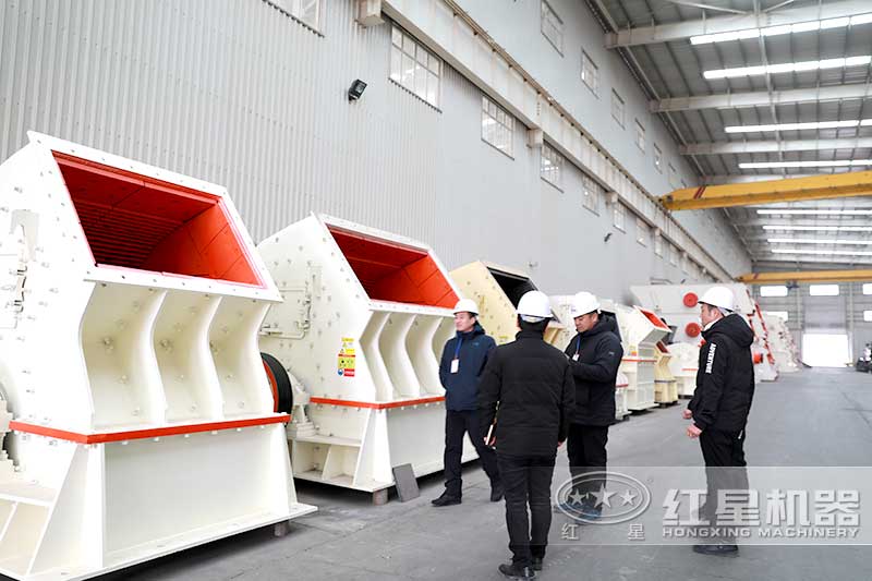 客戶來廠考察重錘式破碎機(jī)