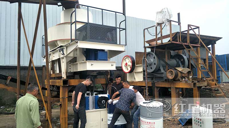 新開辦的機制砂廠正在安裝制砂設備