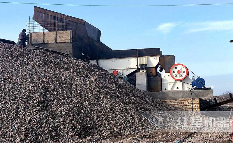 顎式破碎機設(shè)備現(xiàn)場