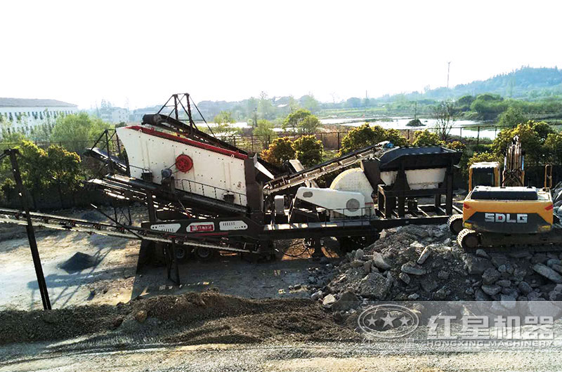 移動(dòng)重錘式破碎機(jī)破碎廢棄混凝土現(xiàn)場(chǎng)