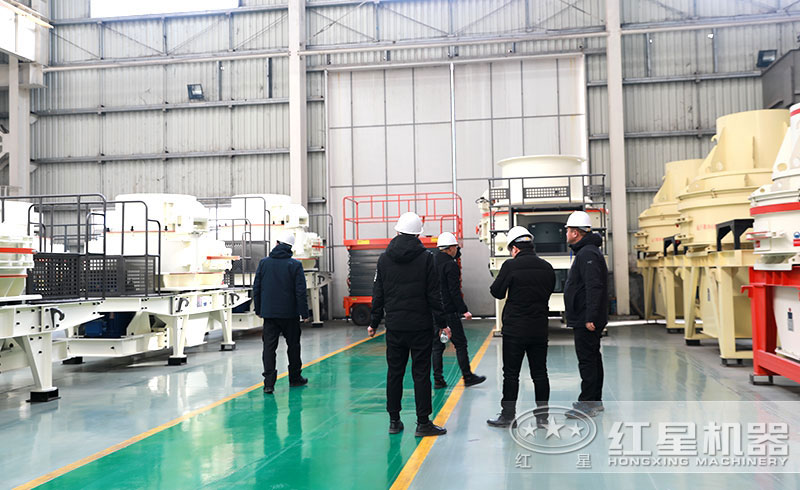 客戶參觀制砂機(jī)車間