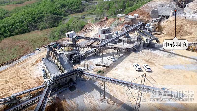 大型制砂現(xiàn)場(chǎng)通常會(huì)設(shè)置物料中轉(zhuǎn)料倉