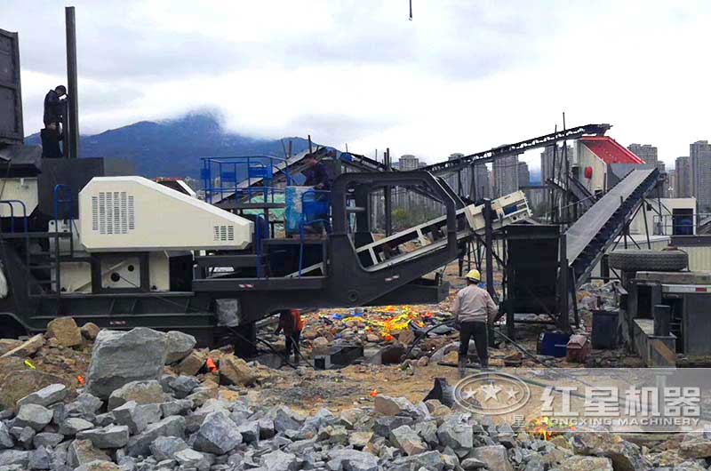 移動(dòng)顎式破碎機(jī)作業(yè)現(xiàn)場(chǎng)