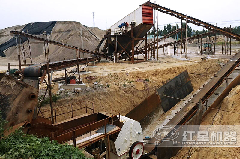 石料破碎設(shè)備現(xiàn)場(chǎng)