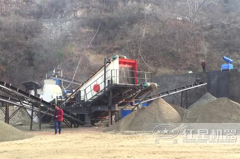 淮南移動(dòng)重錘式破碎機(jī)生產(chǎn)現(xiàn)場(chǎng)