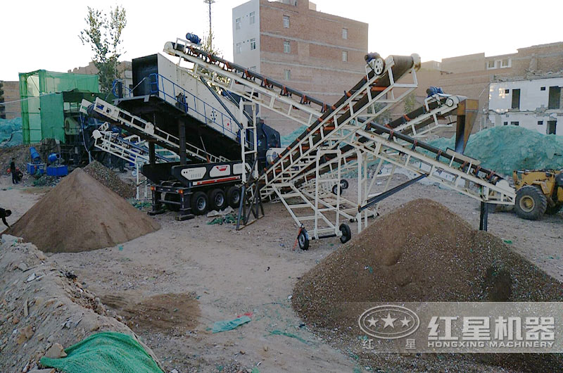 西安用戶小型移動破碎機工作現(xiàn)場