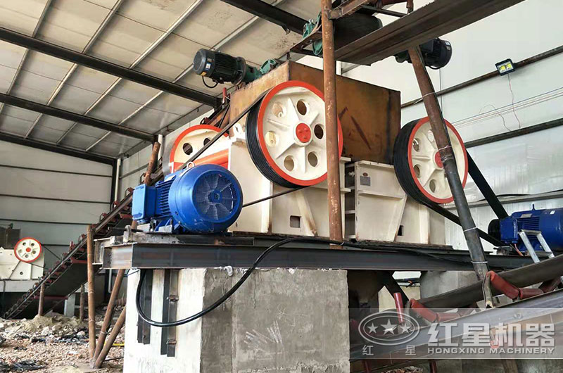 在廠房?jī)?nèi)安裝的石料加工生產(chǎn)線