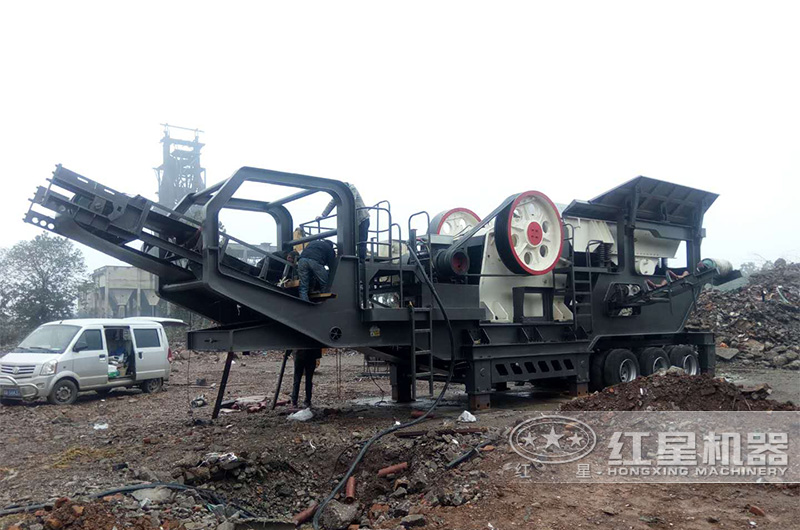 流動(dòng)破石子機(jī)在建筑垃圾處理現(xiàn)場(chǎng)