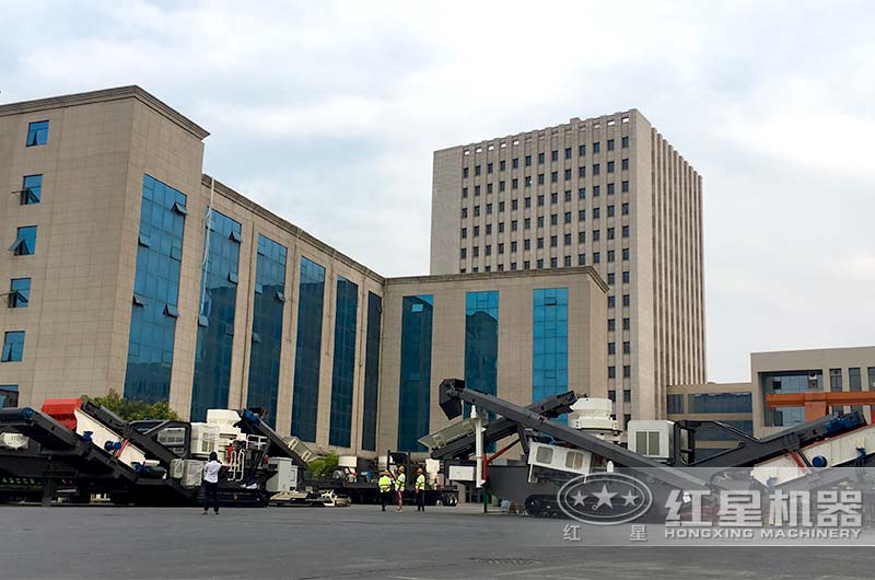 客戶來廠考察新型多功能石頭破碎機(jī)