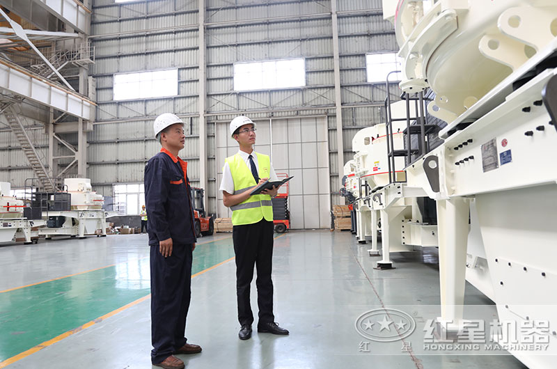 技術(shù)人員檢查設(shè)備現(xiàn)場