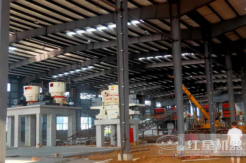 圓錐破碎機(jī)和制砂機(jī)設(shè)備安裝現(xiàn)場(chǎng)