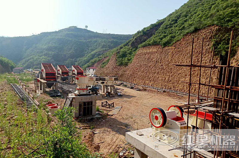 礦山碎石生產(chǎn)線設(shè)備安裝現(xiàn)場