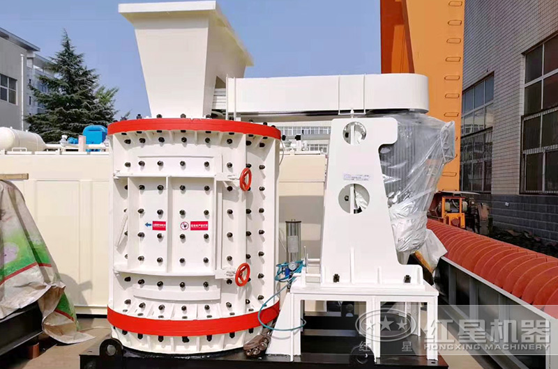 復(fù)合式破碎機機殼上開有活動門便于拆裝維修