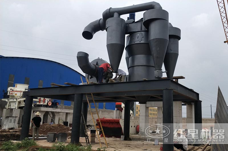 紅星機(jī)器承建的磨粉現(xiàn)場(chǎng)正在安裝