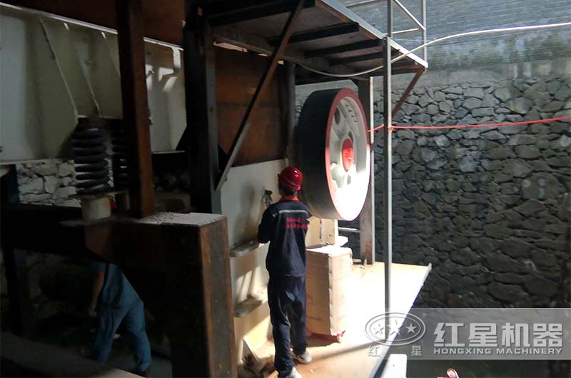 顎式破碎機現(xiàn)場