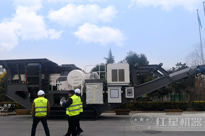 客戶來(lái)廠考察履帶移動(dòng)破碎站