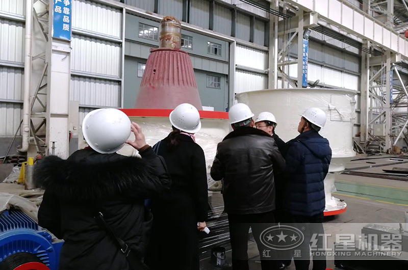 客戶參觀圓錐破碎機生產(chǎn)車間