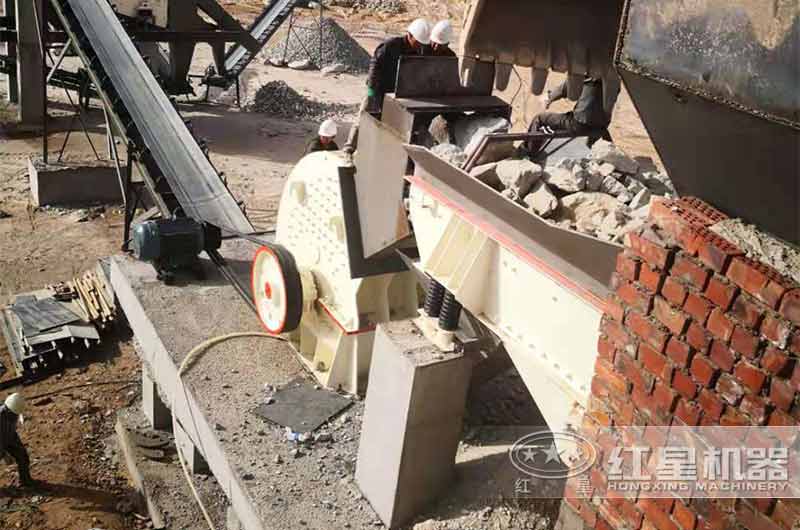 巨石破碎用重錘破碎機(jī)還是顎式破碎機(jī)，選擇可不簡(jiǎn)單