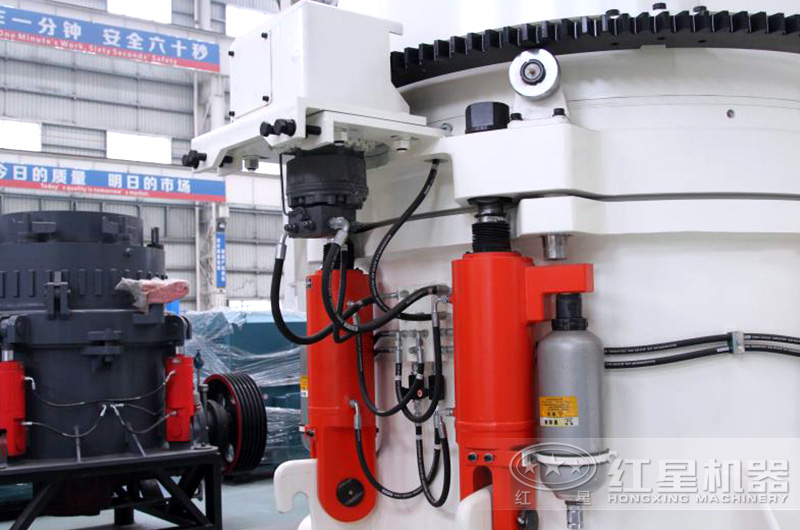 1400圓錐破碎機(jī)保險調(diào)整鎖緊全部以來液壓缸實(shí)現(xiàn)