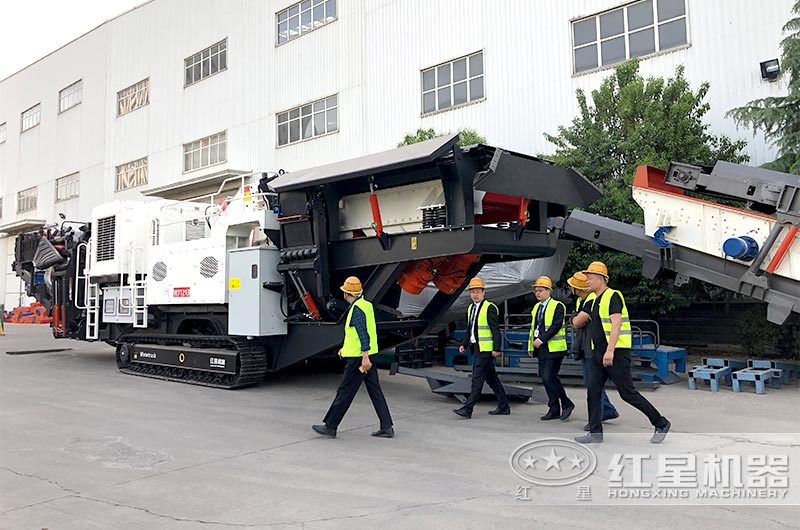 客戶考察全移動型破碎機(jī)廠家