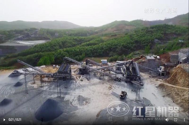 公路用顎式破碎機石子加工廠現(xiàn)場航拍