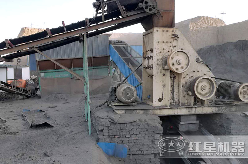 雙級粉碎機(jī)現(xiàn)場