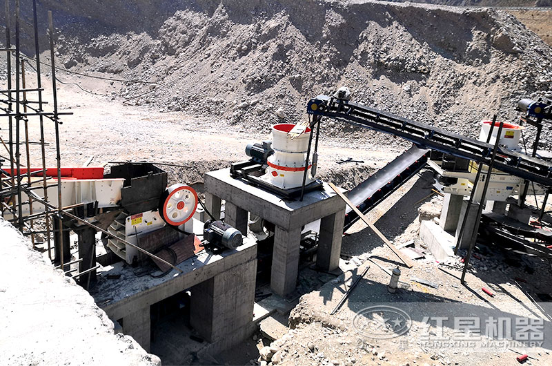 花崗巖制沙石全套設備生產(chǎn)現(xiàn)場