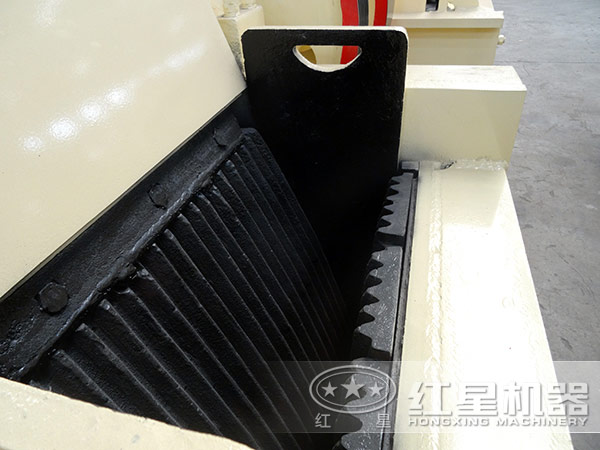 調(diào)整楔塊推動(dòng)推力板或動(dòng)鄂