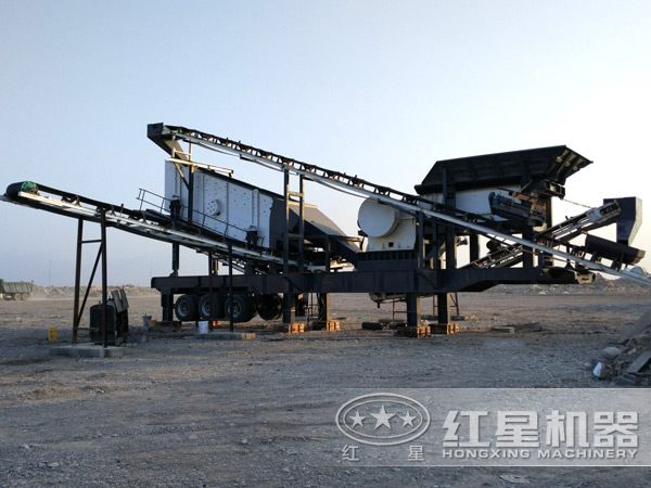 小型移動(dòng)顎式破碎機(jī)現(xiàn)場(chǎng)圖